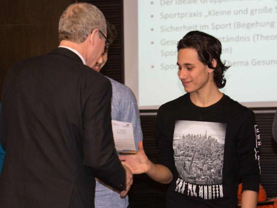 Landrat Manfred Müller überreicht den Teilnehmern die Zertifikate der Übungsleiter-Qualifizierung © Amt für Presse- und Öffentlichkeitsarbeit, Kreis Paderborn, Anna-Sophie Schindler